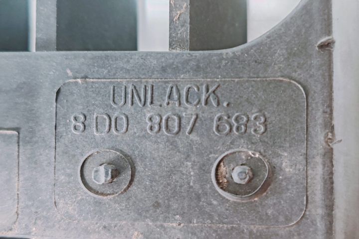 Grila  bara fata 8D0807683 Audi A4 B5