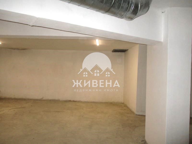 Продавам гараж в района под Операта, площ 27 кв.м