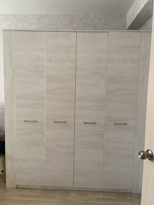 Шкаф в спальню вместительный