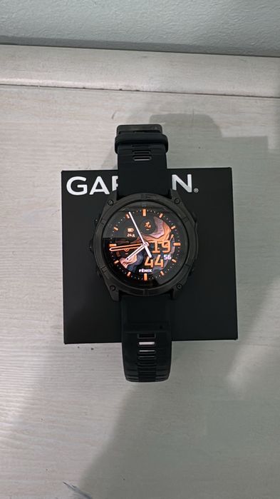 Продаю почти новые часы Garmin Fenix 8