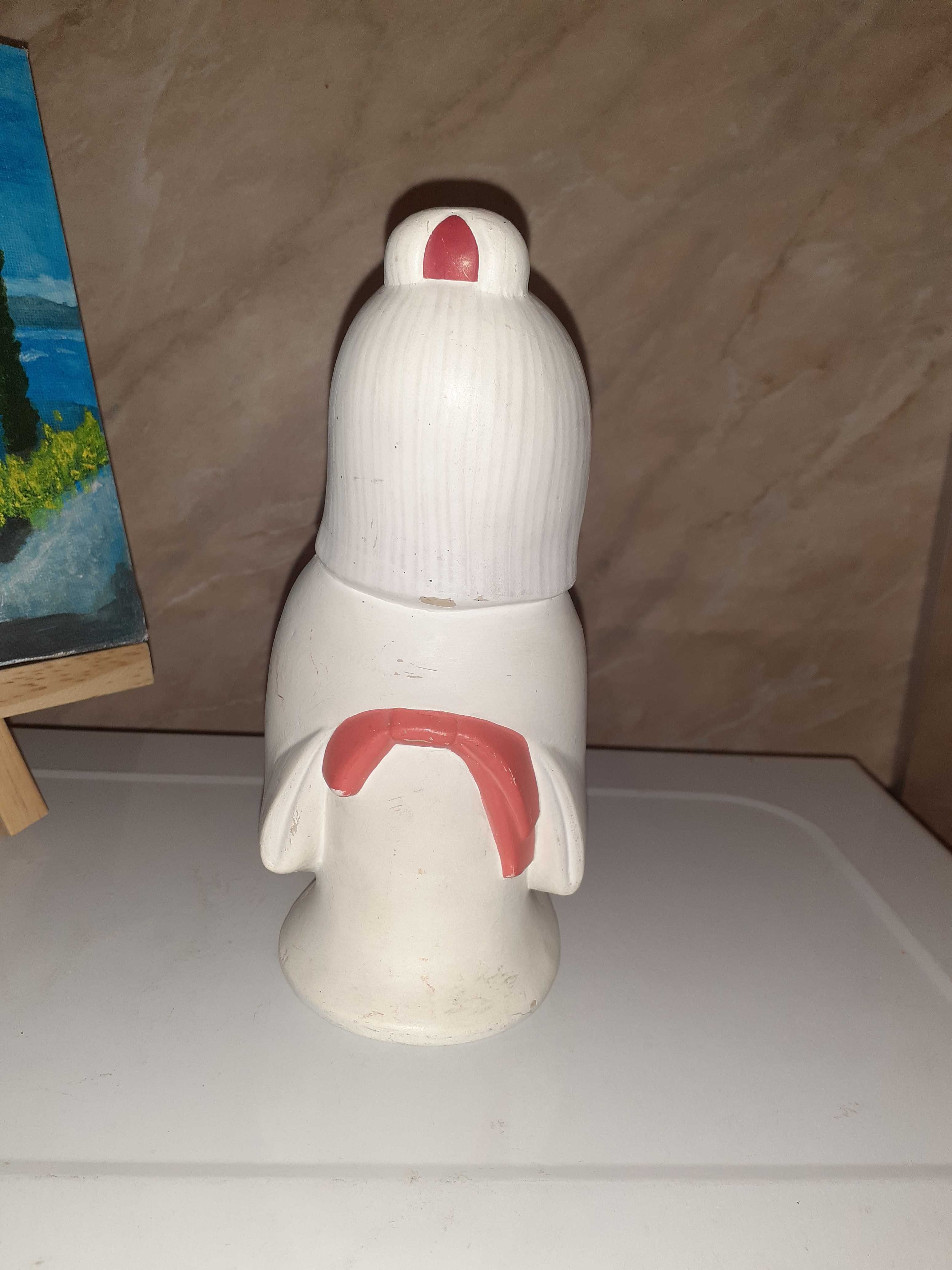 Фигурка момиче с кимоно, държащо топка, керамична