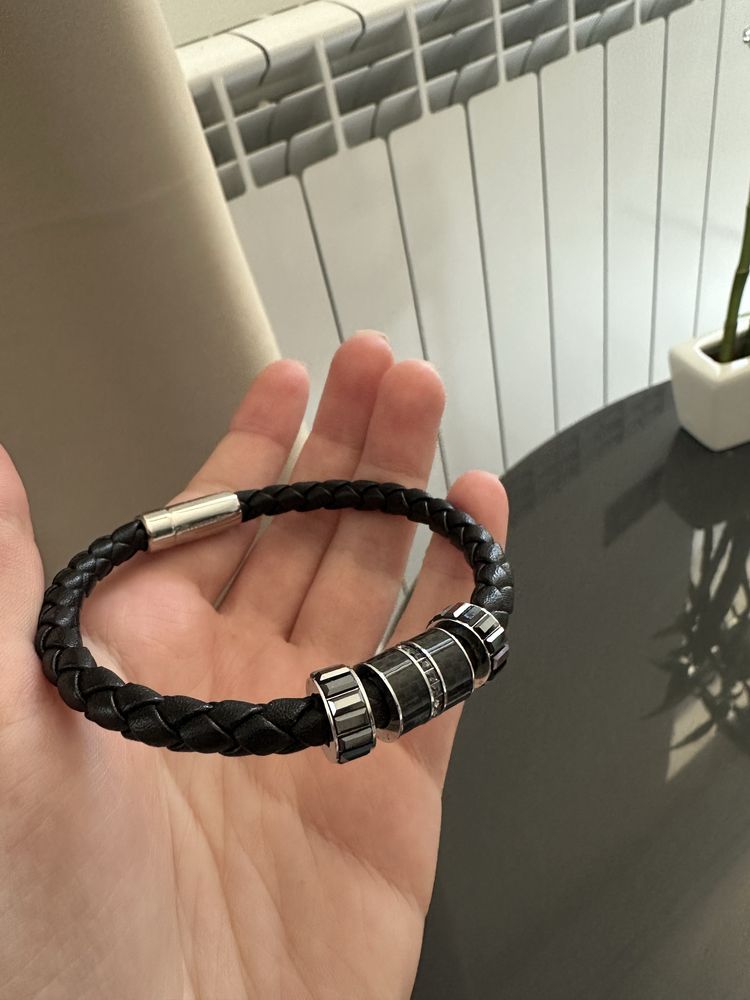 Swarovski мъжка черна кожена гривна с черни кристали. Размер L