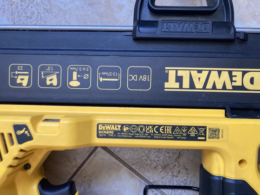 Акумулаторен такер за директен монтаж Dewalt DCN890