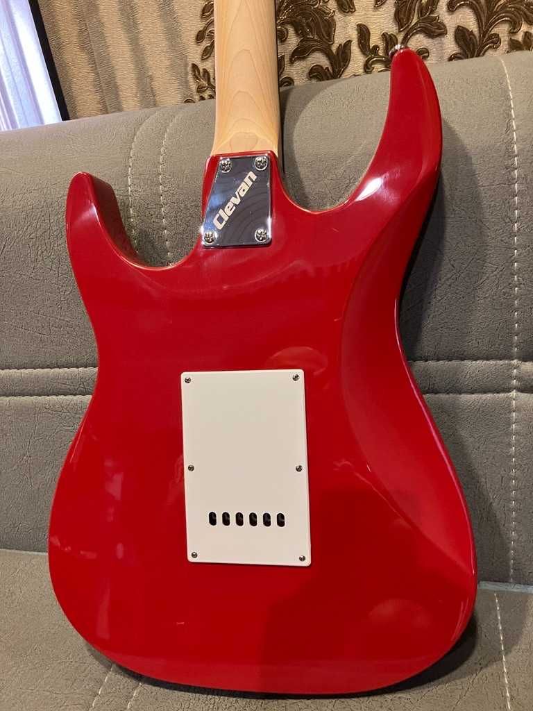 Отличная недорогая электрогитара (Stratocaster FIESTA RED)