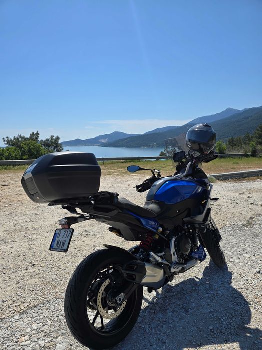 BMW F900 XR 2023 – Te ține lipit de șa mai bine decât fostul/fosta!