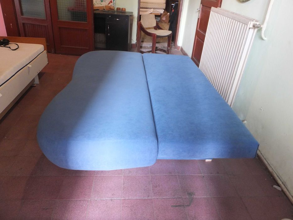 Canapea extensibila 140x200 cu lada de depozitare si perne decor