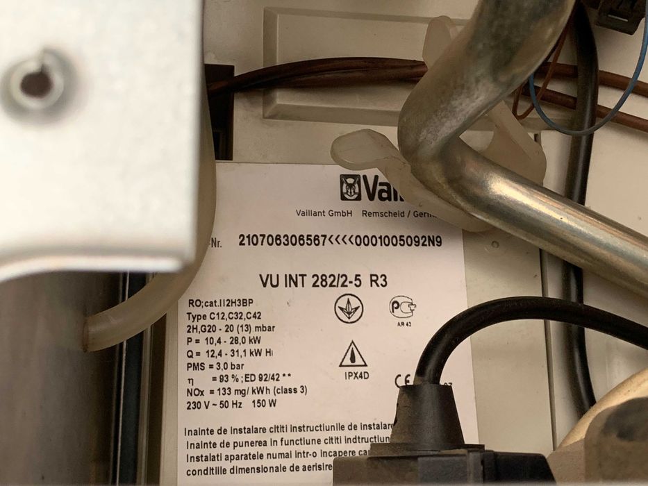 Centrala pe gaz Vaillant 282/2-5 R3 28-31 kw + kit evacuare gaze