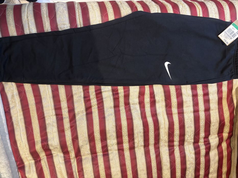 Чисто ново долнище на NIKE
