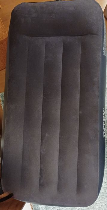 Saltea gonflabila Intex cu compresor incorporat