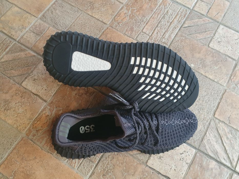 Vând adidasi yeezy 350
