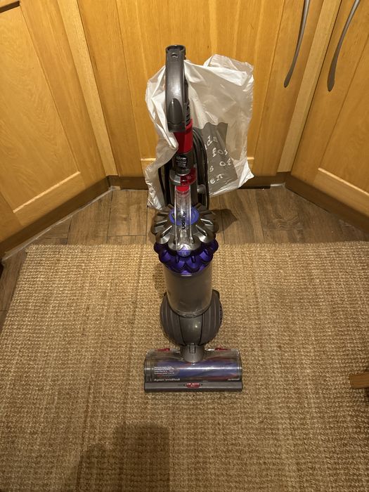 Aspirator Dyson cu perie