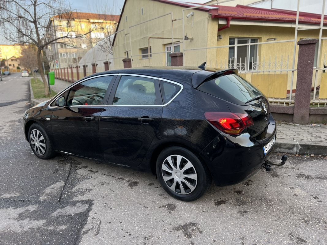 Opel Astra masina ruleaza si functioneaza foarte bine