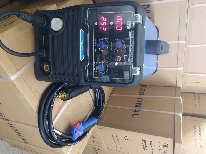 Телоподаващо + Електрожен 250А - МАХ PROFESSIONAL- Телоподаващ Апарат