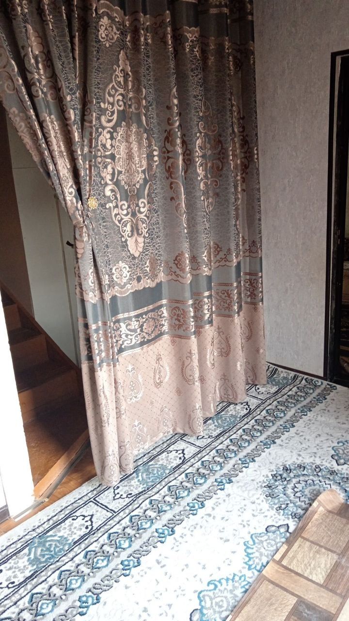 2 qavatli yashashga tayyor katta sutixli xovli sotiladi.