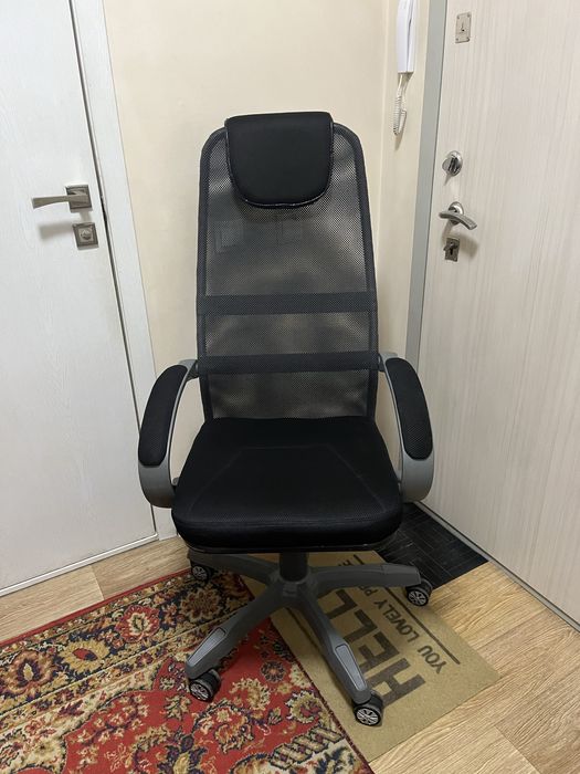 Офисное кресло, черное