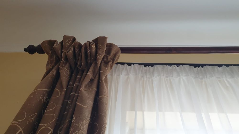 Vand galerie din lemn cu sina pentru perdele