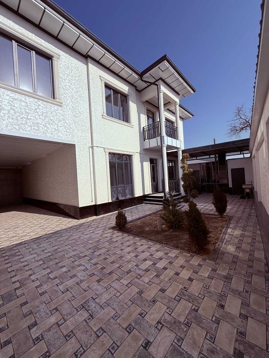 УЧ кахрамон Гулистон. 2.5 сотик 8 хона. Срочно сотилади.