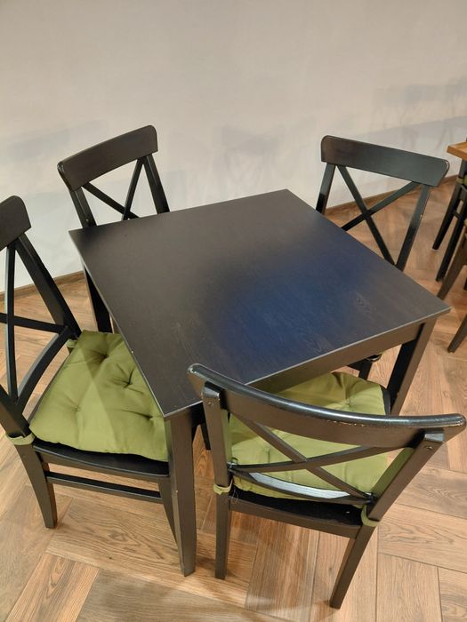 Vand masa cu patru scaune Ikea.