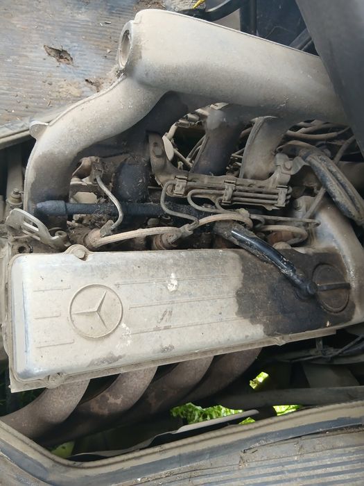 Vând piese de Mercedes.