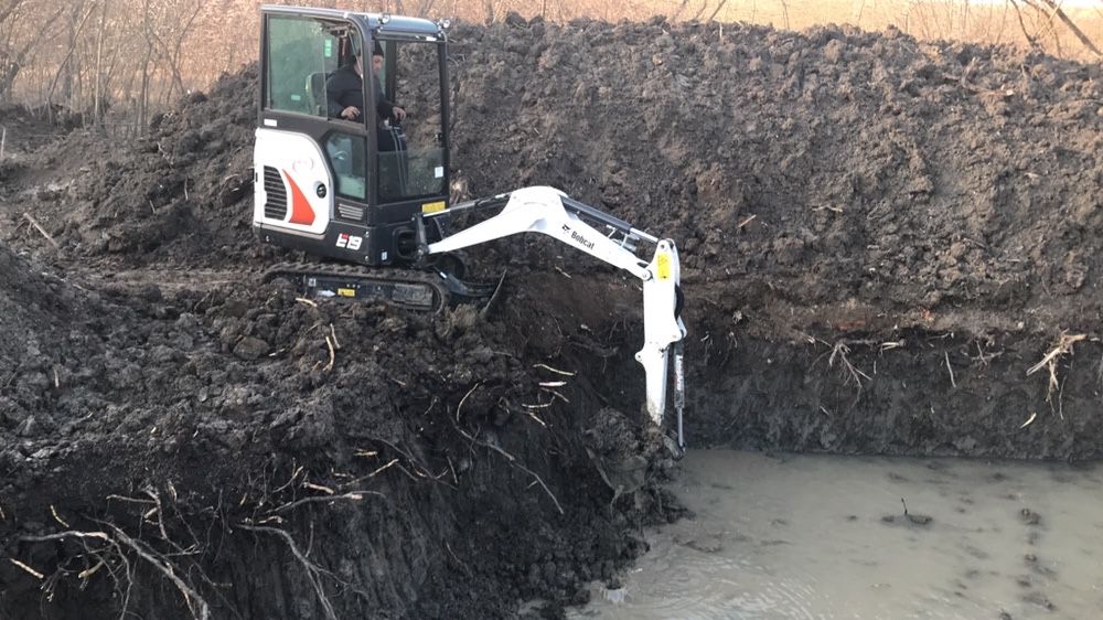 Închiriez miniexcavator E19 NOU cu picon miniescavator excavatoare