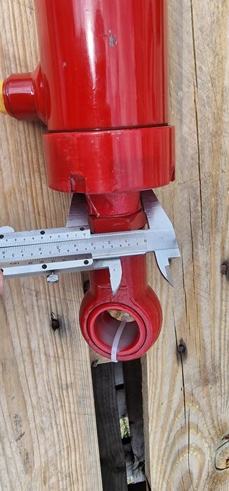 Cilindru hidraulic lungime 66 cm între gauri deschide 40 cm tija 35 mm
