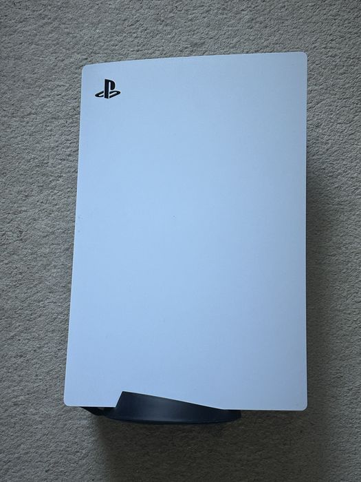 PS5 с игри, зареждаща станция и контролер