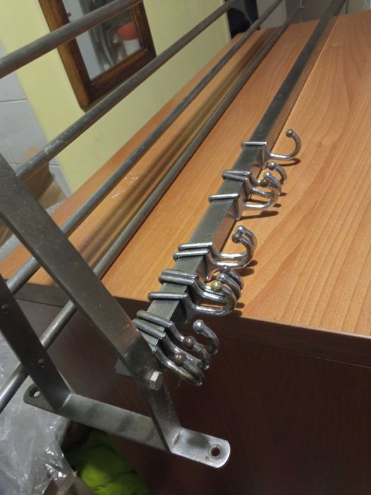 Стара метална закачалка в много добро състояние