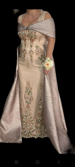 Vând rochie deosebită de nașă sau soacră, adusă din Dubai, mărimea 42