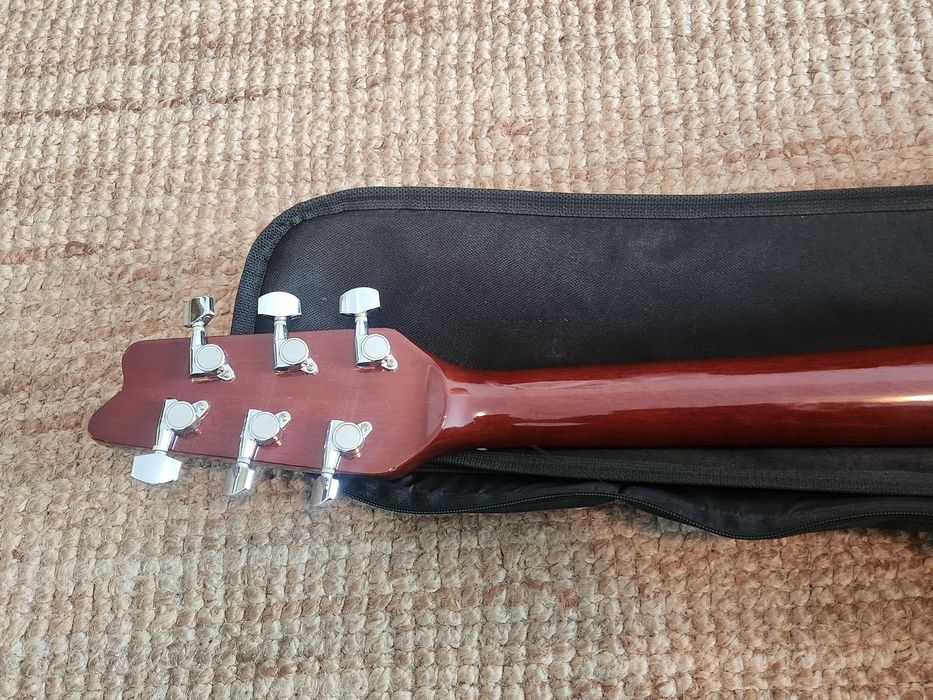 Chitara acustica Montana