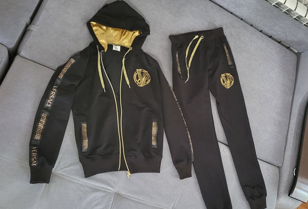 Продам спортивный костюм на девочку.