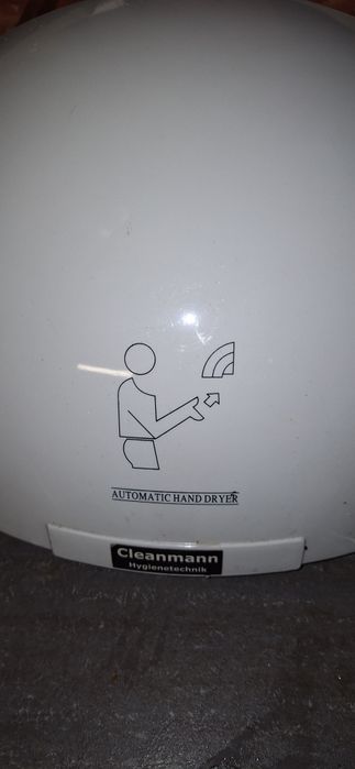 Uscator electric pentru maini