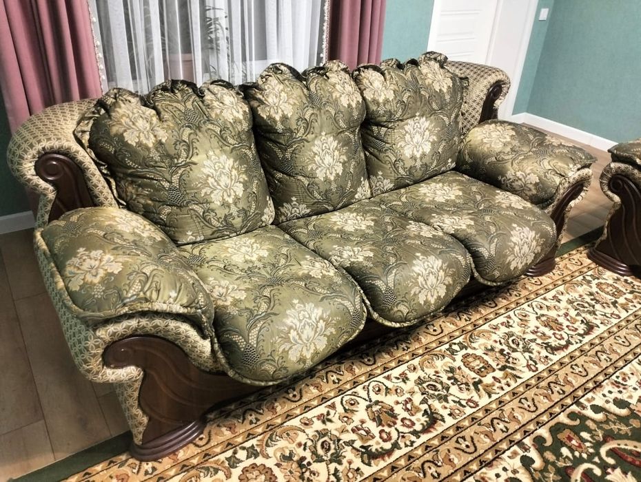 Продам диван с двумя креслами В хорошем состоянии Качество отличное