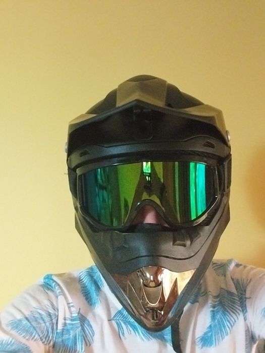 Cască enduro negru mat+ cagulă și o pereche de mănuși moto