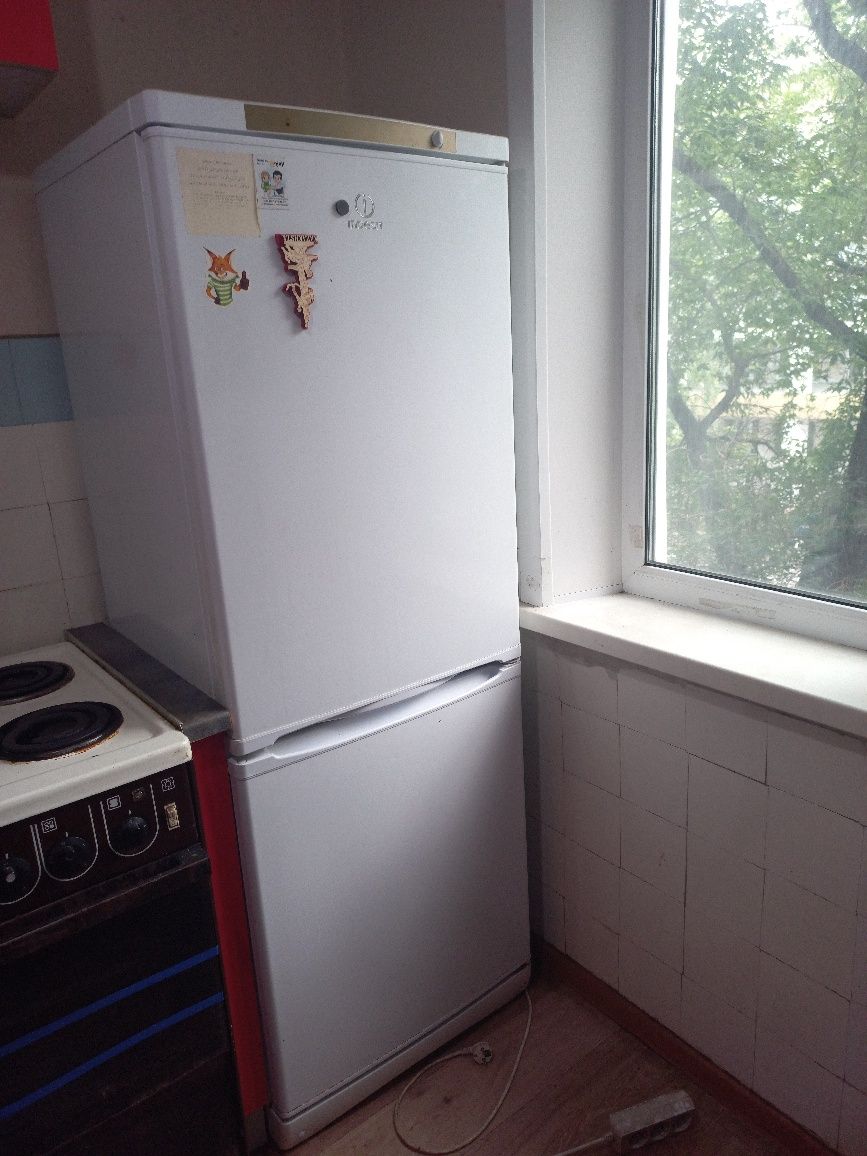Холодильник б/у не работает что-то.