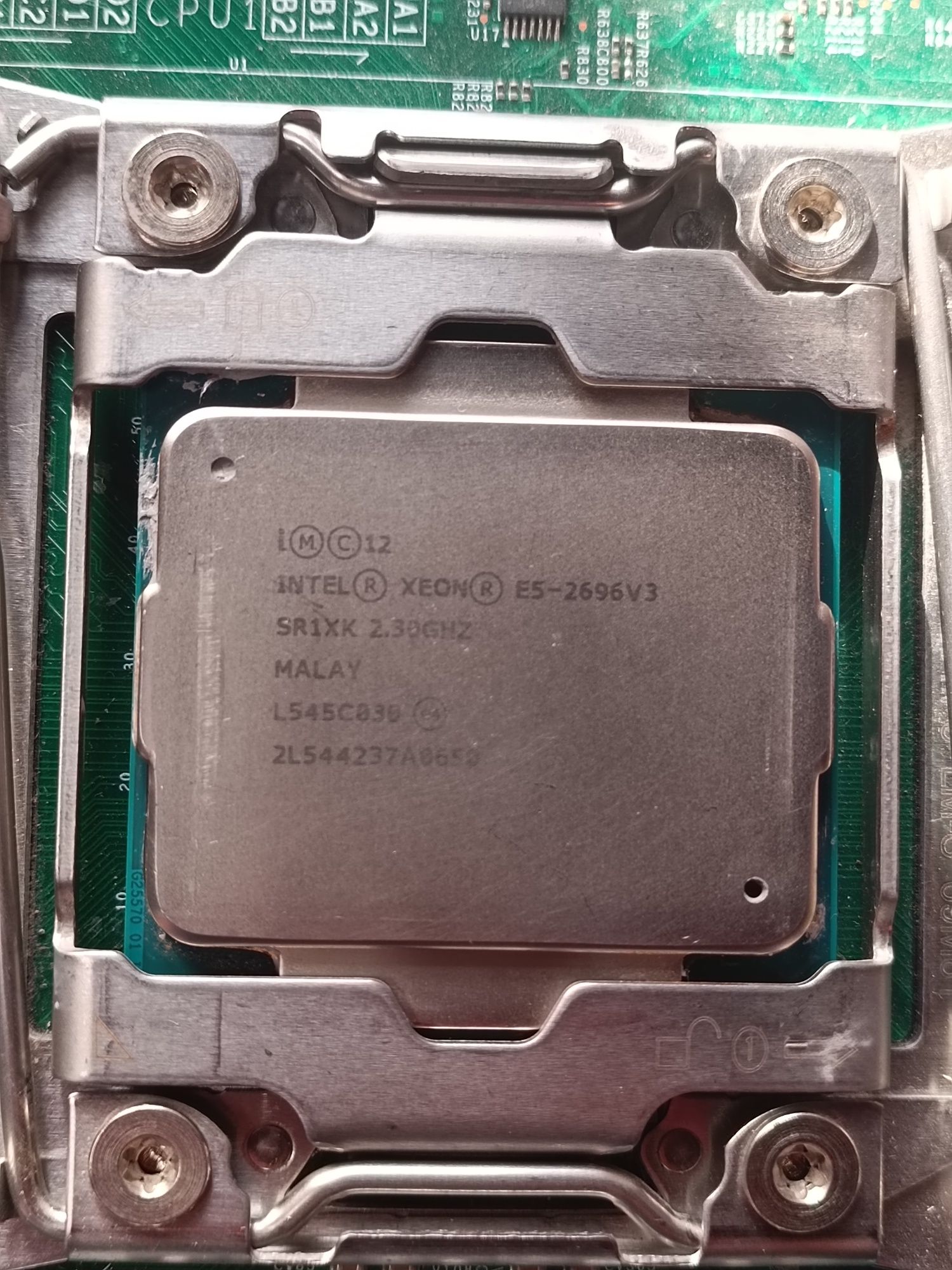 Процессор Xeon E5-2696V3 18 ядер, 36 потоков.