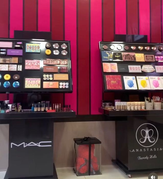 Мебель для магазина. 2 стенда для косметики или необходимых товаров.