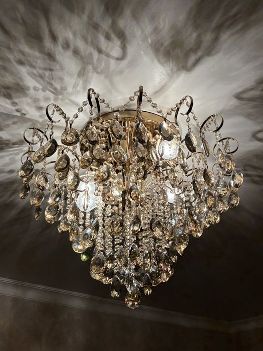 Золотая люстра.