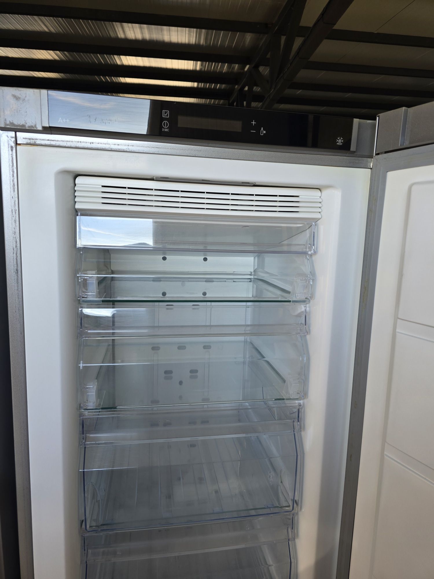 Вертикален фризер Ikea/Electrolux 280 литра инокс No Frost