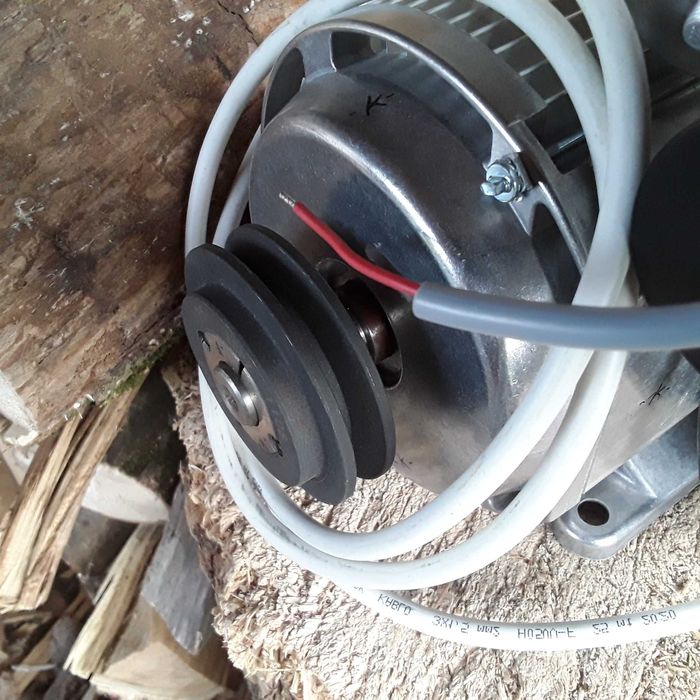 Vand schimb  Motor electric  pentru moarà macinat.  230 v.1400 rpm.