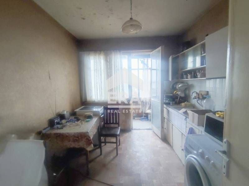 Тристаен апартамент в кв. Дружба 1