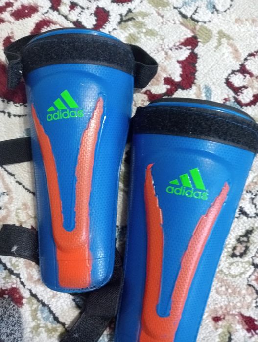 Продаю футбольные щитки