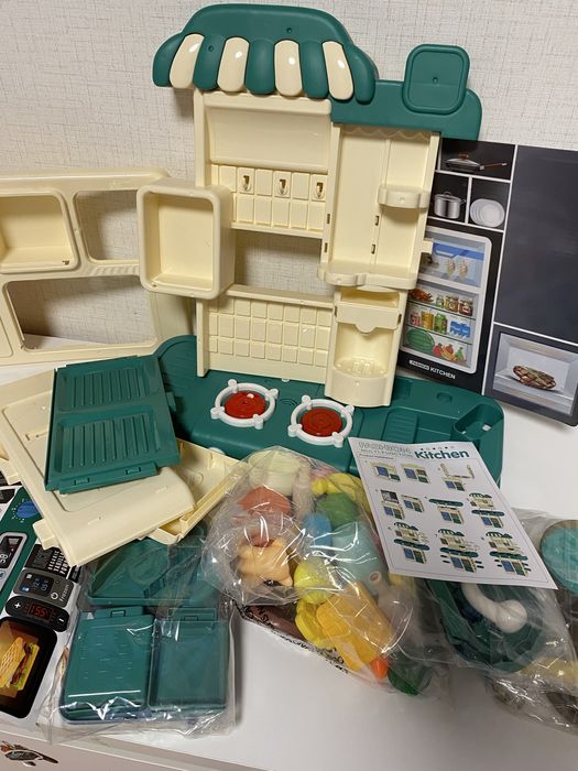 Кухня със светещи котлони, пара и мивка с течаща вода