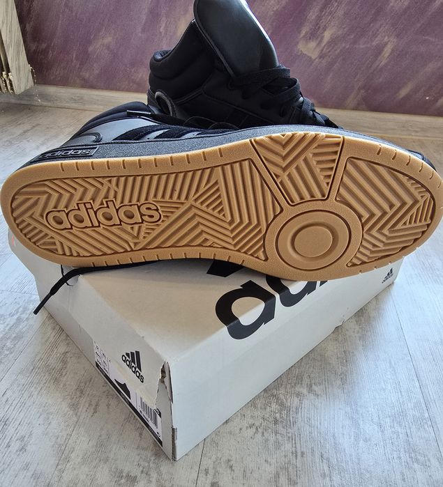 Чисто нови маратонки