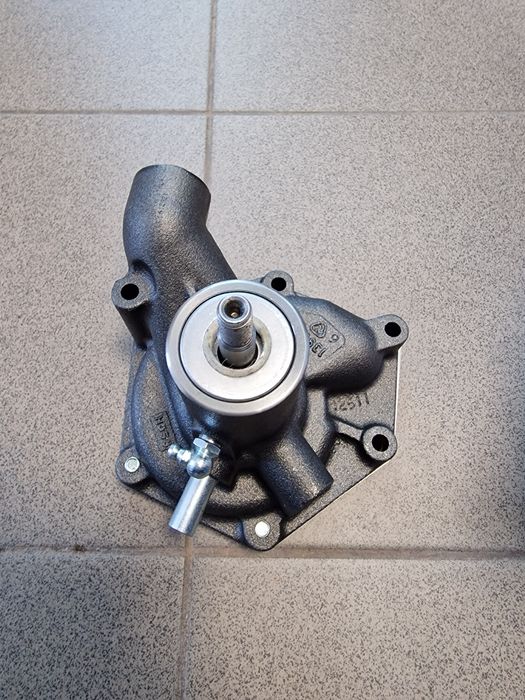 Pompa apa tractor fiat 411.415 pe original preț 650 lei se poate trimi