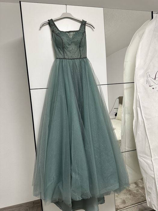 Продавам абитуриенска рокля