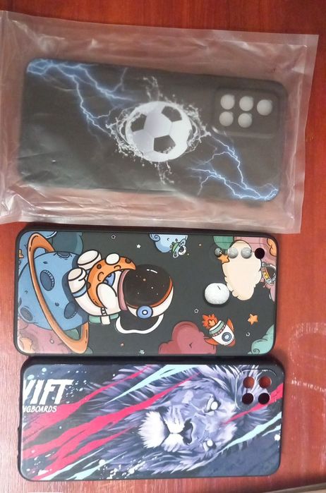 Vând huse noi de samsung +una cadou și o folie de sticla