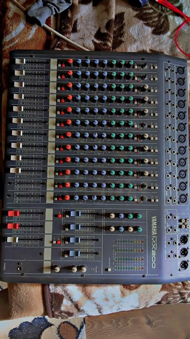 Vând 2 boxe și un mixer pasiv