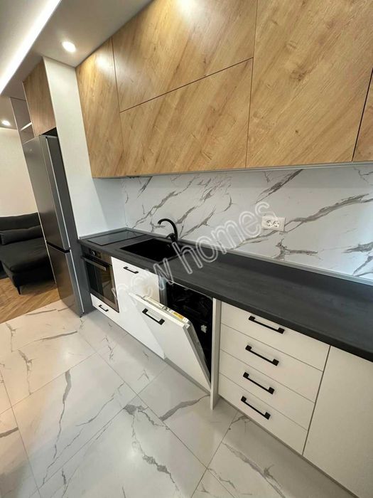 Продава се Тристаен апартамент в Пловдив, Младежки Хълм - 94 кв.м за 2181 €/кв.м - Снимка #2