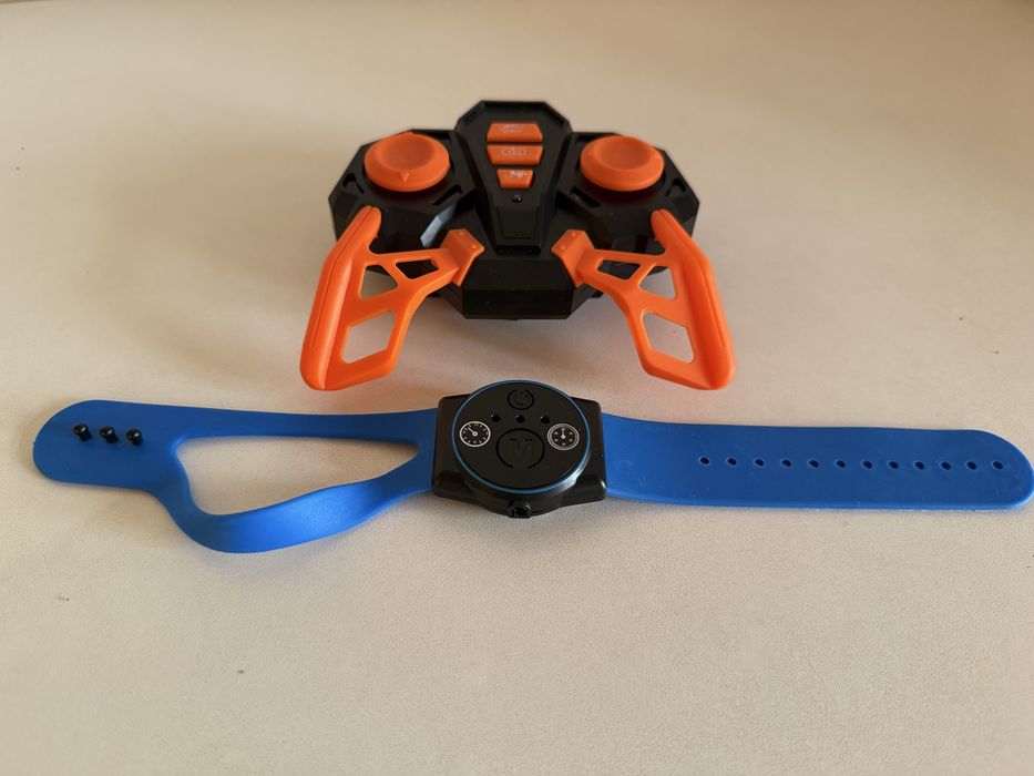 Машина робот на пульте управления