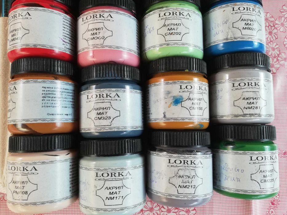 Бой и четки за рисуване